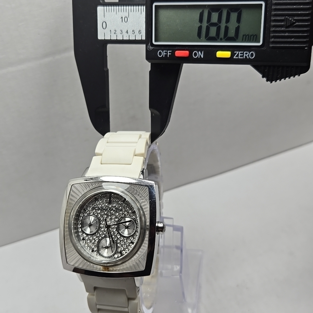 Womens BCBGMAXAZRIA BG8229 Elite Sport Watch White Rubberized Band New Battery - Picture 5 of 15